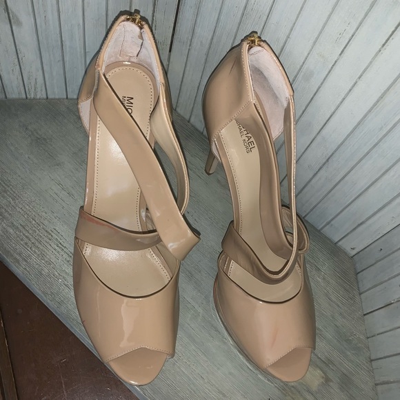 Michael Kors Beige Patent Stilettos Size 9.5M - Picture 3 of 9